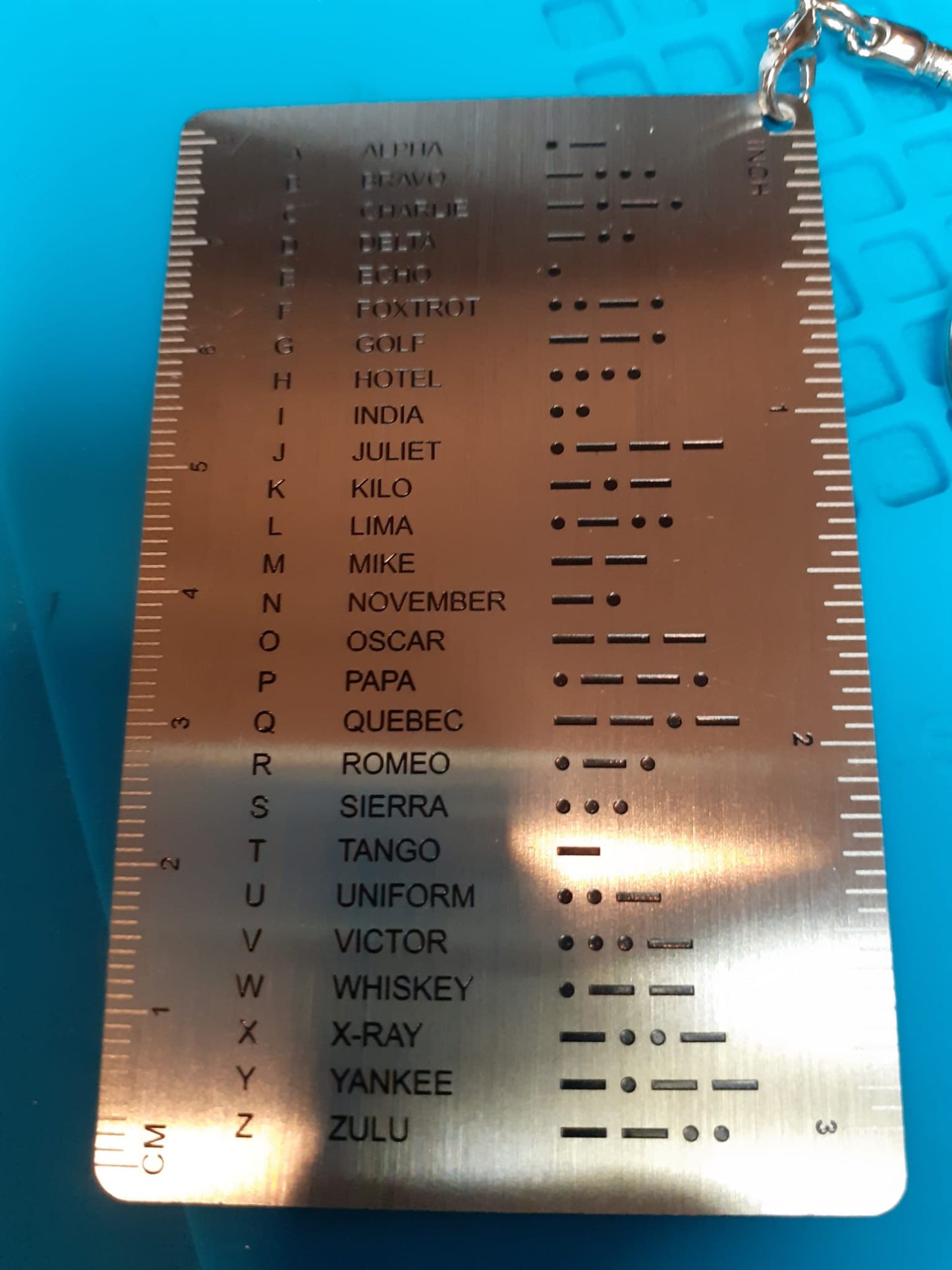 Placca portachiavi in acciaio con codice morse e codice Q, utile in anche in portatile QRO o QRP