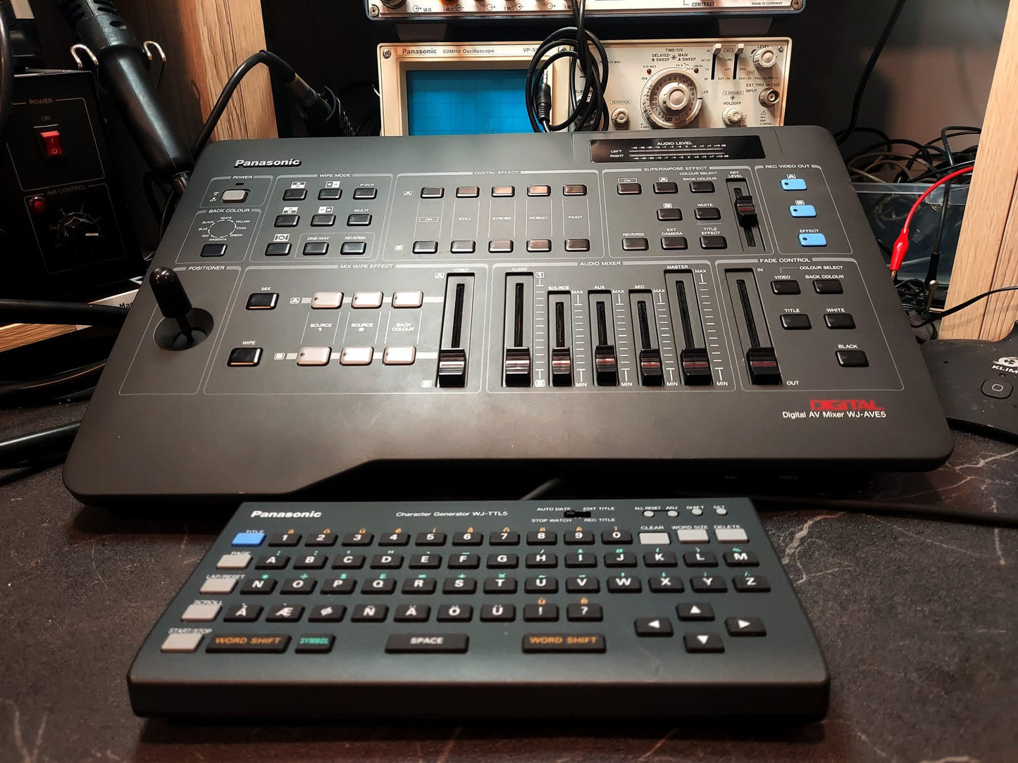 Panasonic WJ-AVE5 + WJ-TTL5- DIGITAL AUDIO VIDEO MIXER + GENERATORE DI CARATTERI USAT0