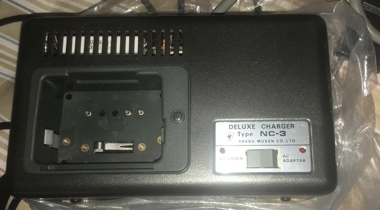 YAESU NC-3 caricabatteria da tavolo per apparati portatili
